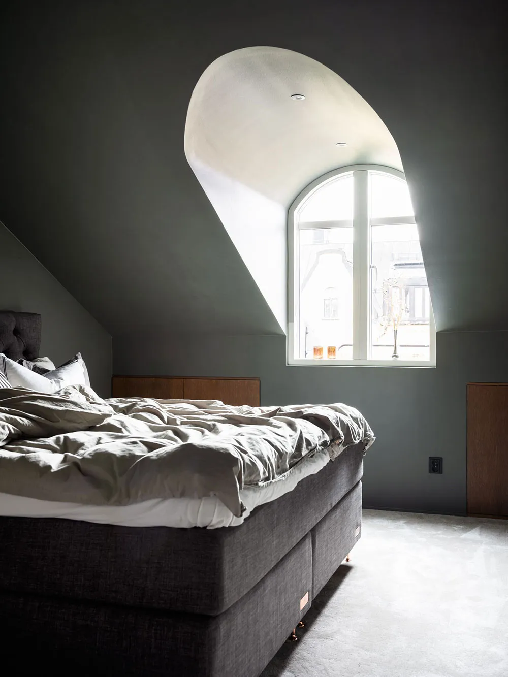 Стильная мансардная квартира с полосатым диваном - Gallery image 14