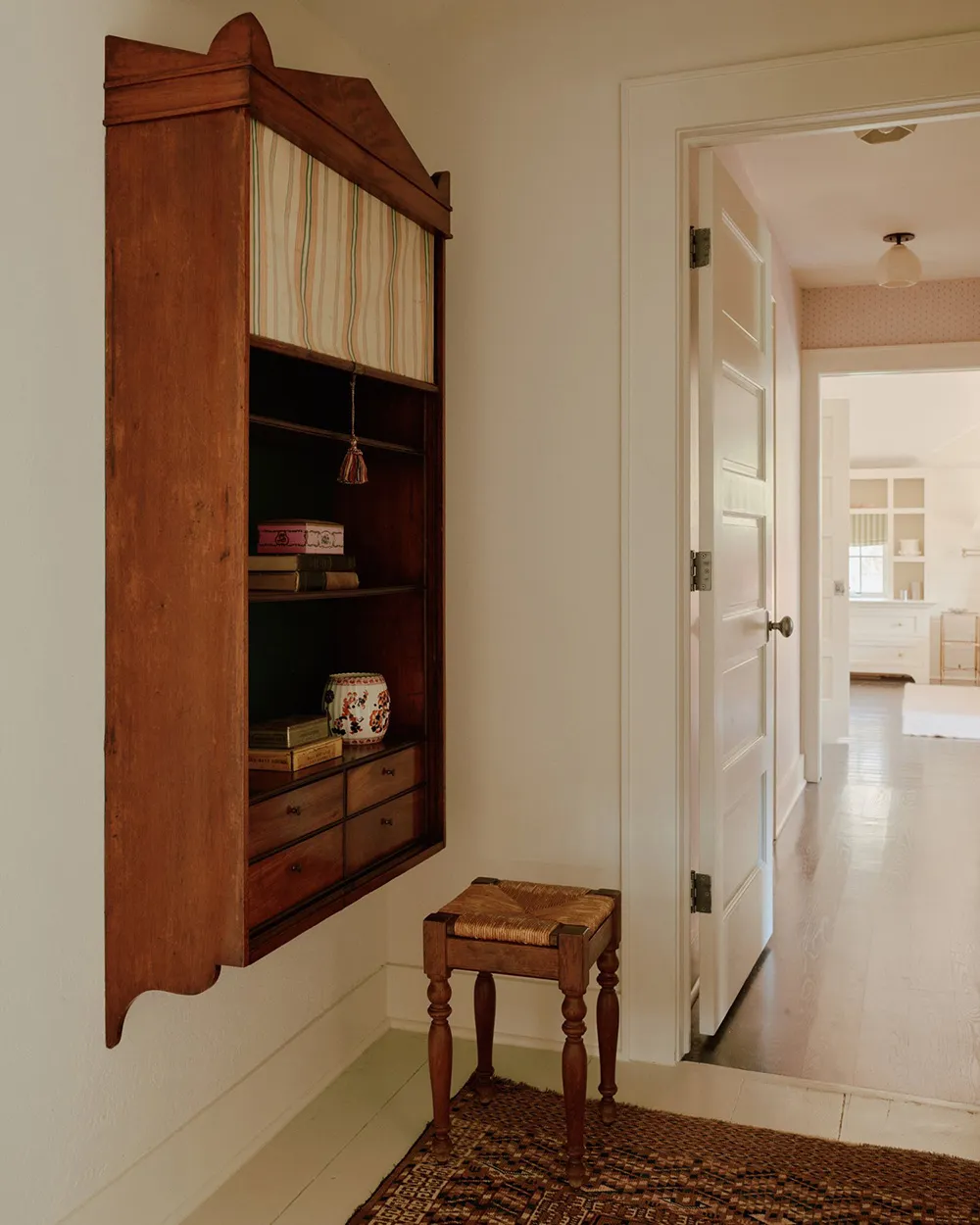 Interiores acogedores bajo los rayos del sol: viejo coto en Connecticut - Gallery image 14