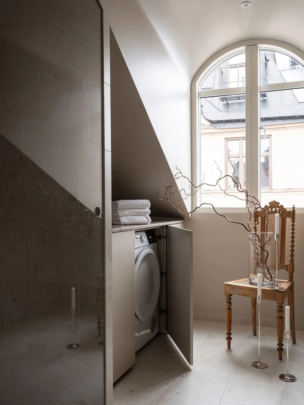 Стильная мансардная квартира с полосатым диваном - Gallery image 25