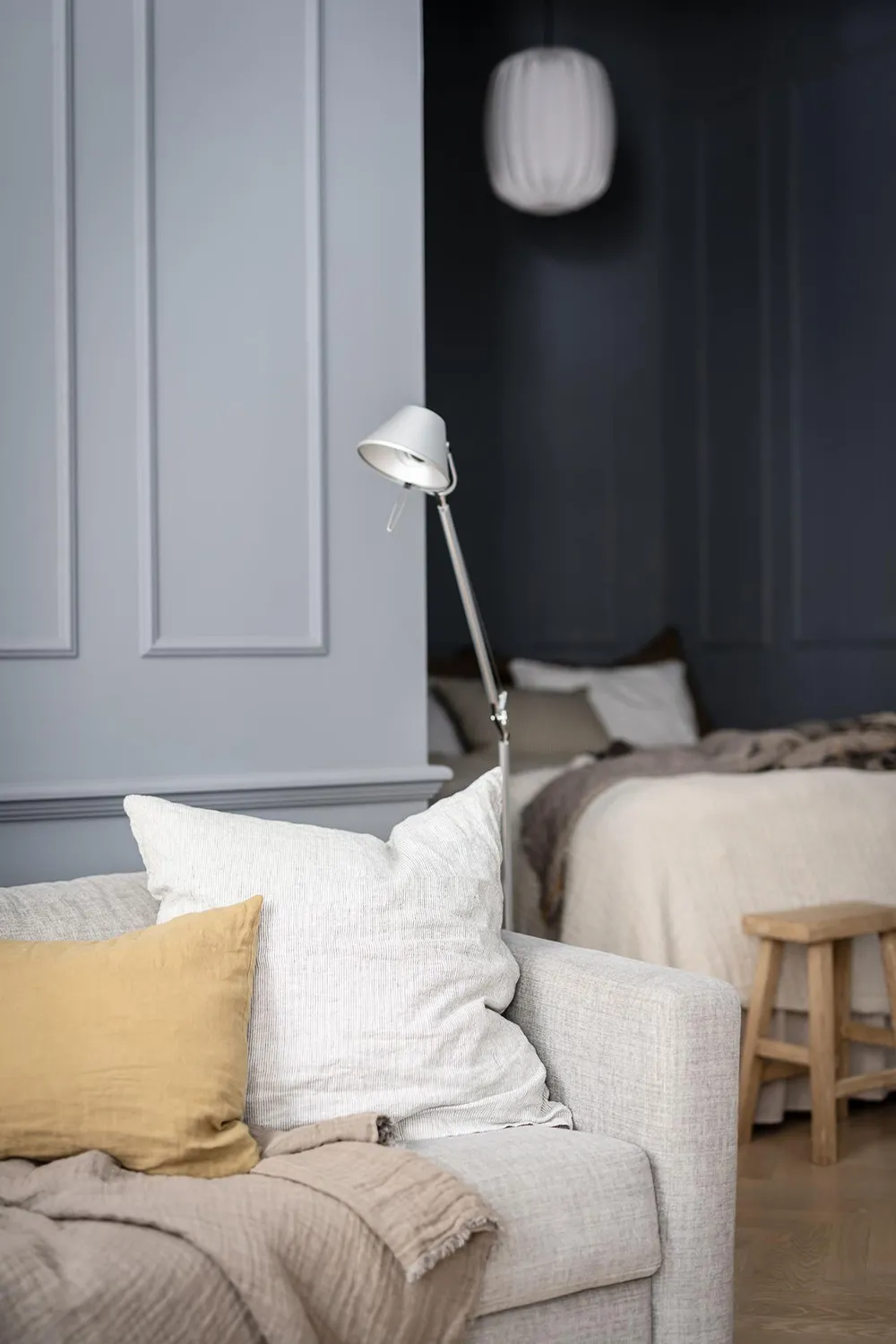 Un design audacieux bleu et des plinthes sur les murs : une studio-appartement efficace en Suède (34 m²) - Gallery image 12