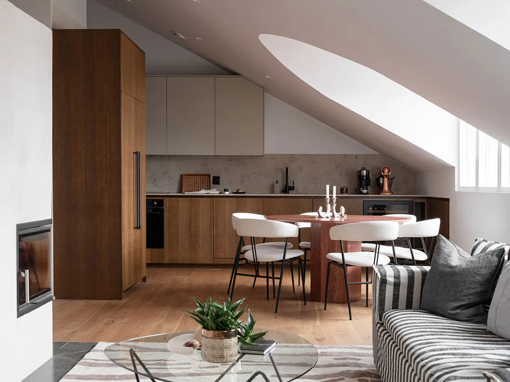 Стильная мансардная квартира с полосатым диваном - Gallery image 2