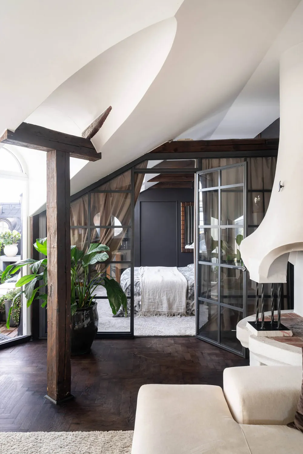 Plafonds inclinés et murs noirs : mansarde à Stockholm (82 m²) - Gallery image 1