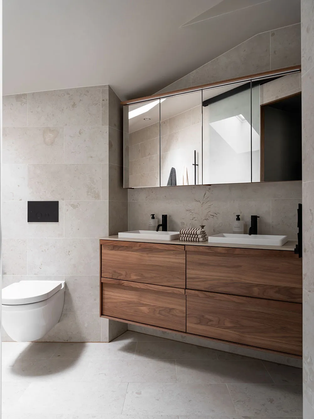 Стильная мансардная квартира с полосатым диваном - Gallery image 18