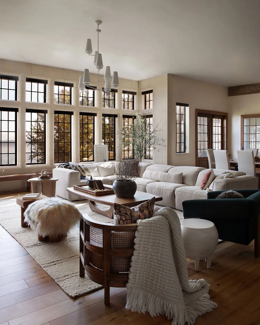 Espacio impresionante y diseño cálido: casa junto a un lago en EE. UU. - Gallery image 4