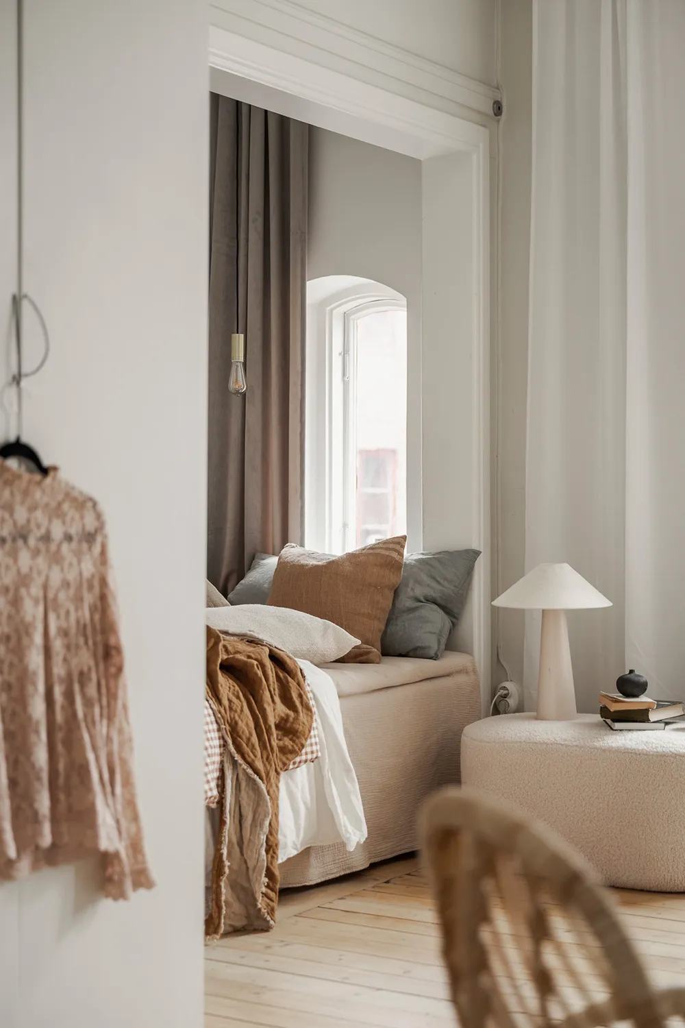 Miękki i ciepły skandynawski интерьер małej mieszkania 51 m² - Gallery image 14