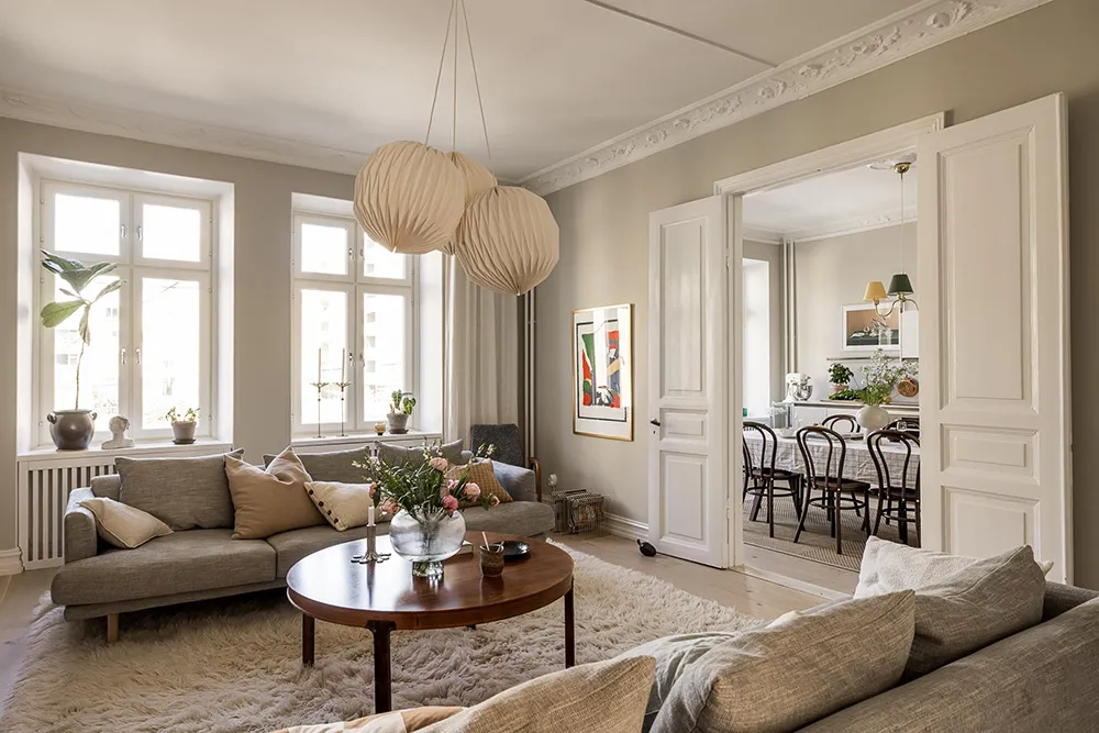 Interior beige-gris con libros en Gotemburgo (91 m²) - Gallery image 4