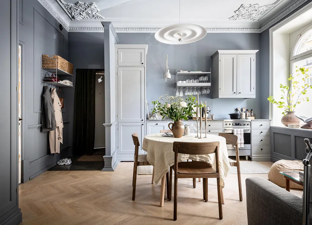 Un design audacieux bleu et des plinthes sur les murs : une studio-appartement efficace en Suède (34 m²) - Gallery image 6