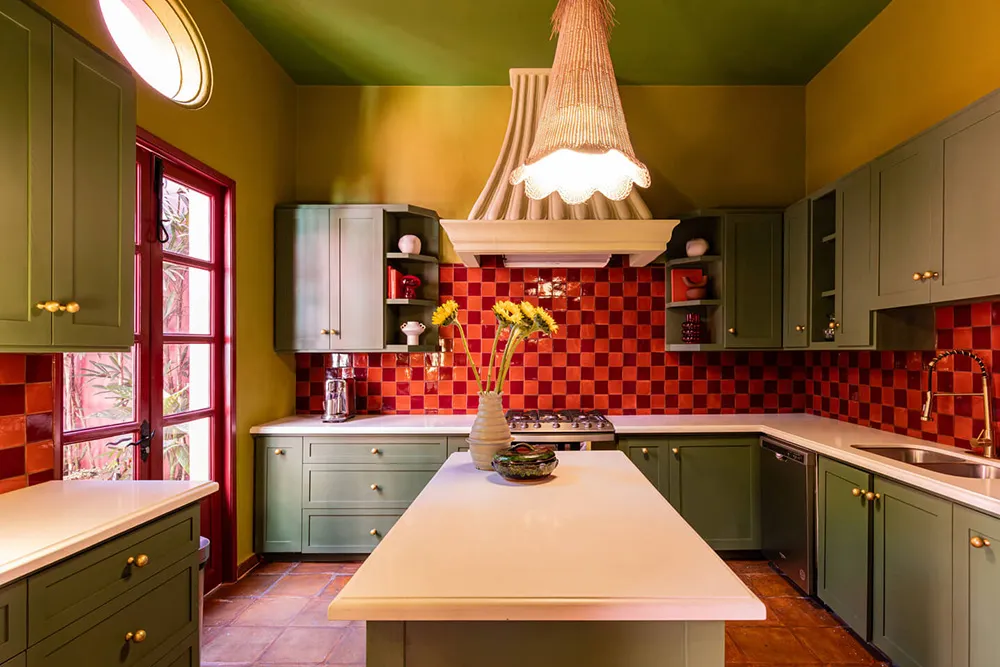 Fleischige Farben und ekliges Design eines ungewöhnlichen Hauses in Mexiko - Gallery image 3