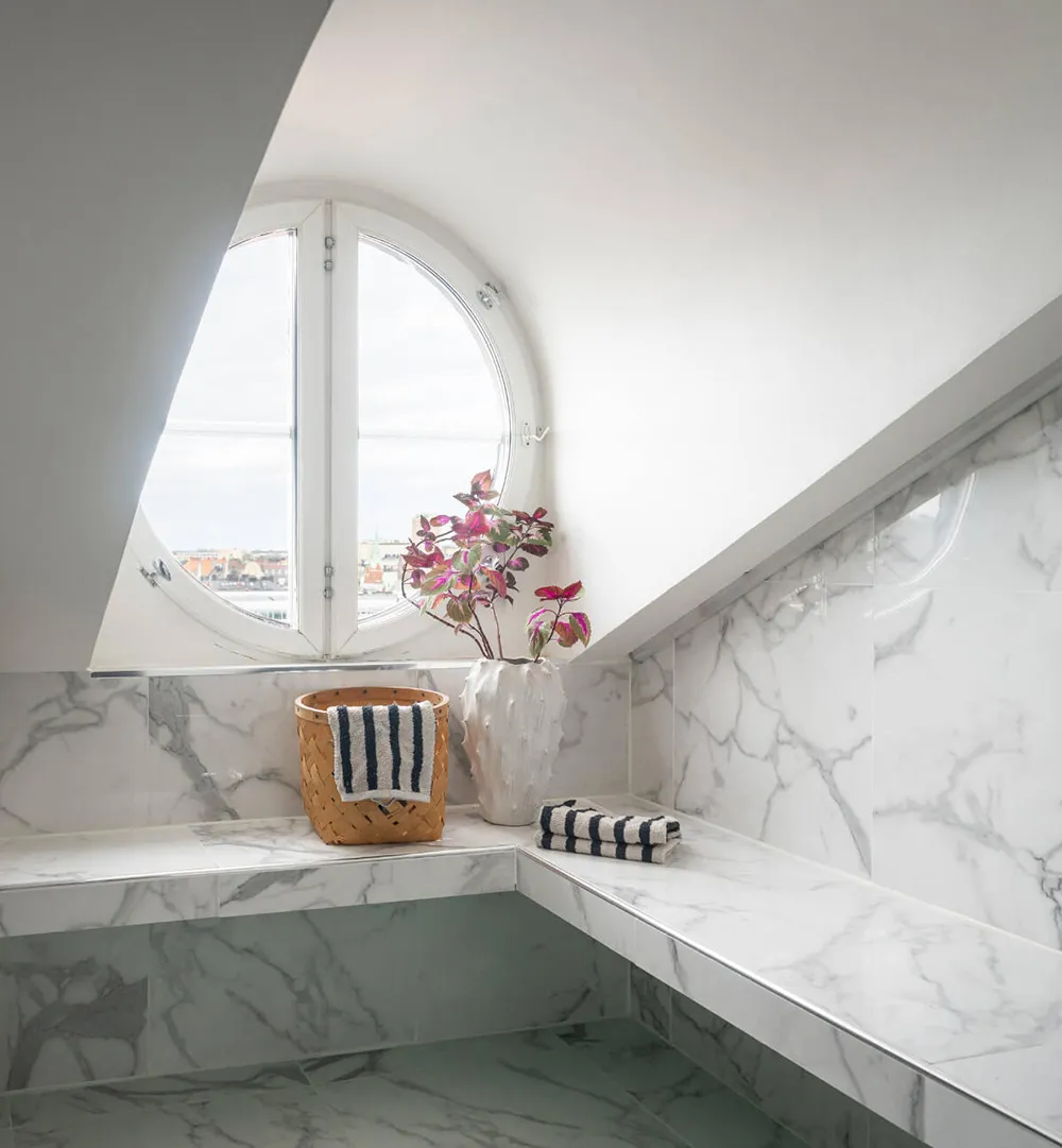 Plafonds inclinés et murs noirs : mansarde à Stockholm (82 m²) - Gallery image 17