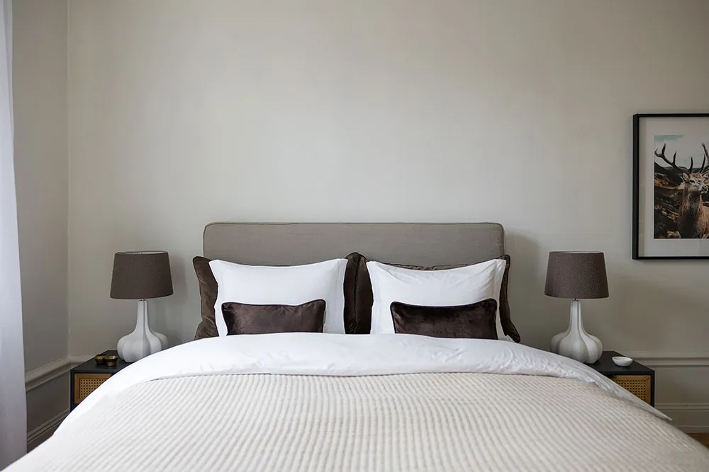 Elegant corner apartment with black-and-white kitchen in Stockholm - Gallery image 15