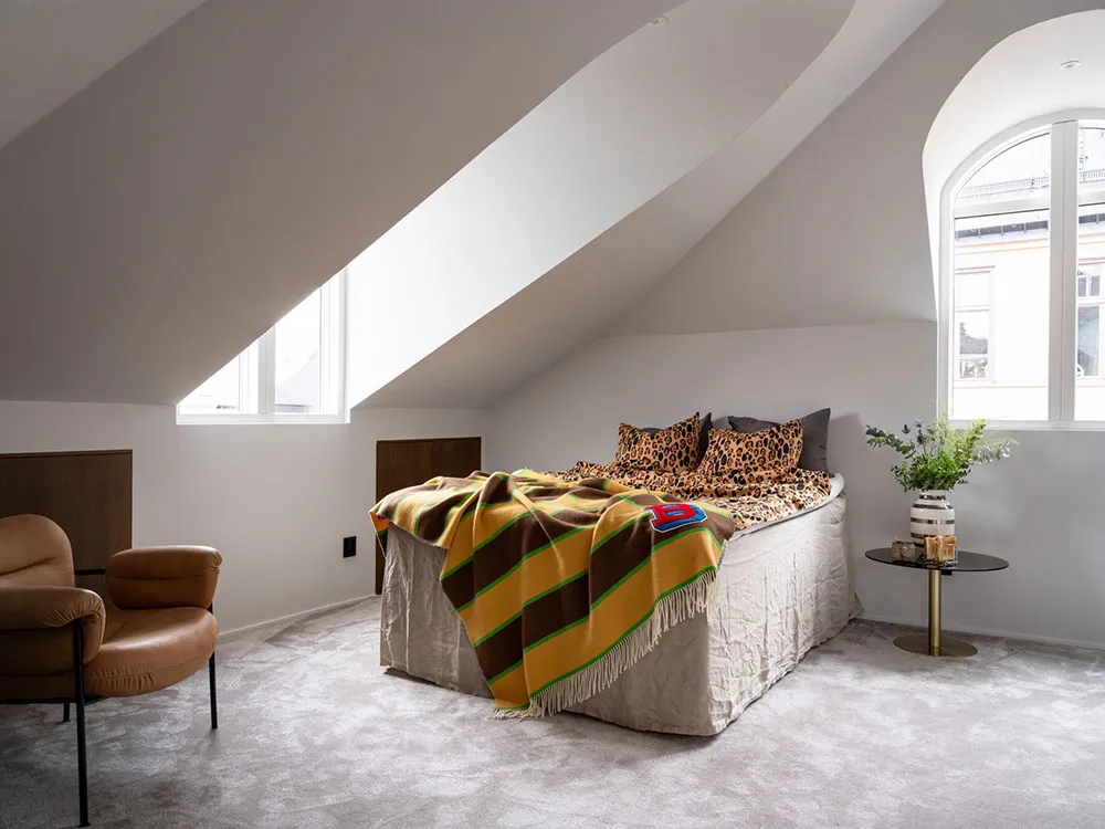 Стильная мансардная квартира с полосатым диваном - Gallery image 19