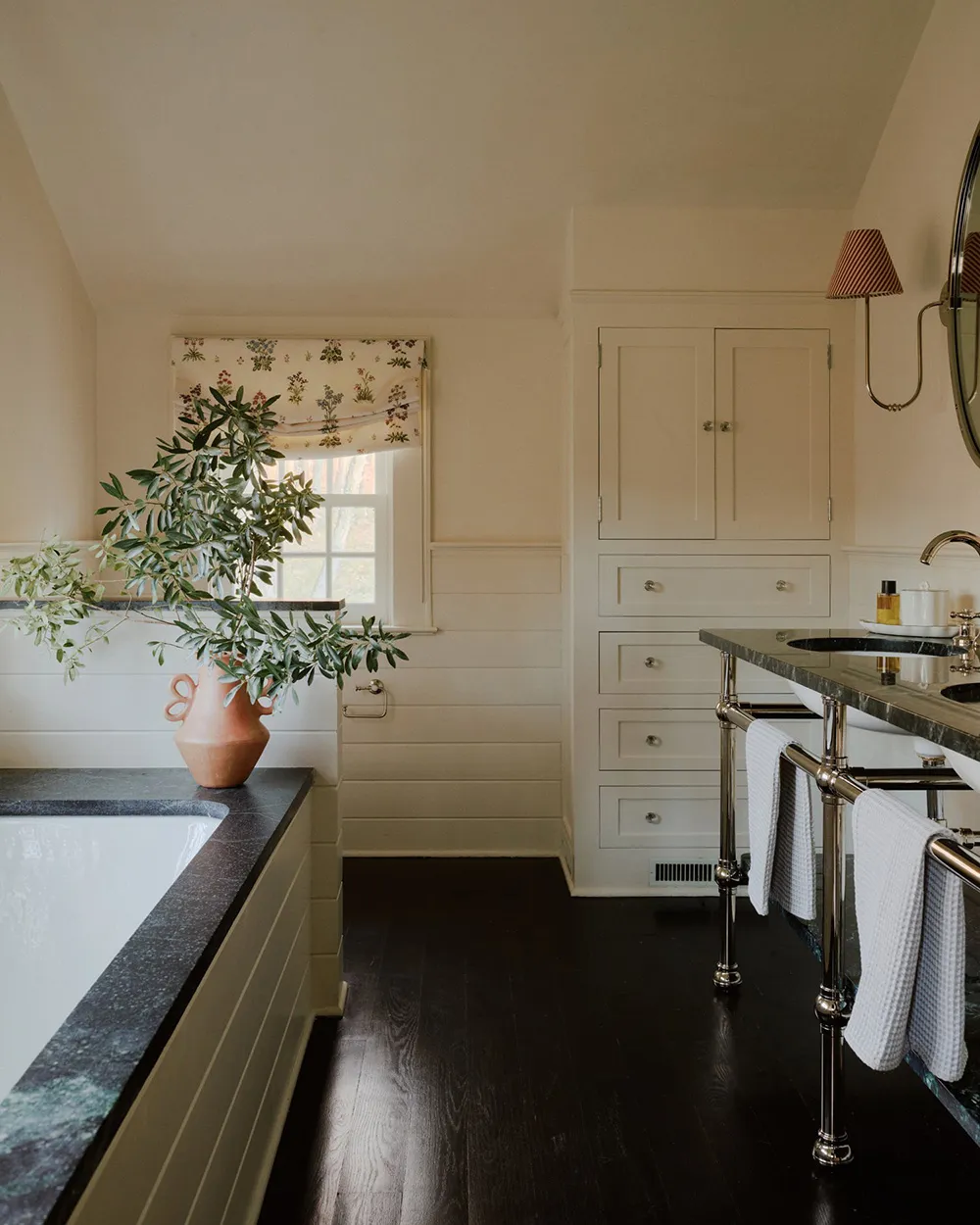 Interiores acogedores bajo los rayos del sol: viejo coto en Connecticut - Gallery image 17