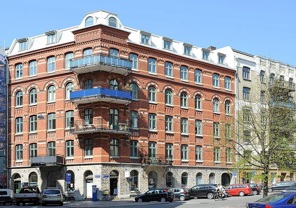 Un design audacieux bleu et des plinthes sur les murs : une studio-appartement efficace en Suède (34 m²) - Gallery image 17