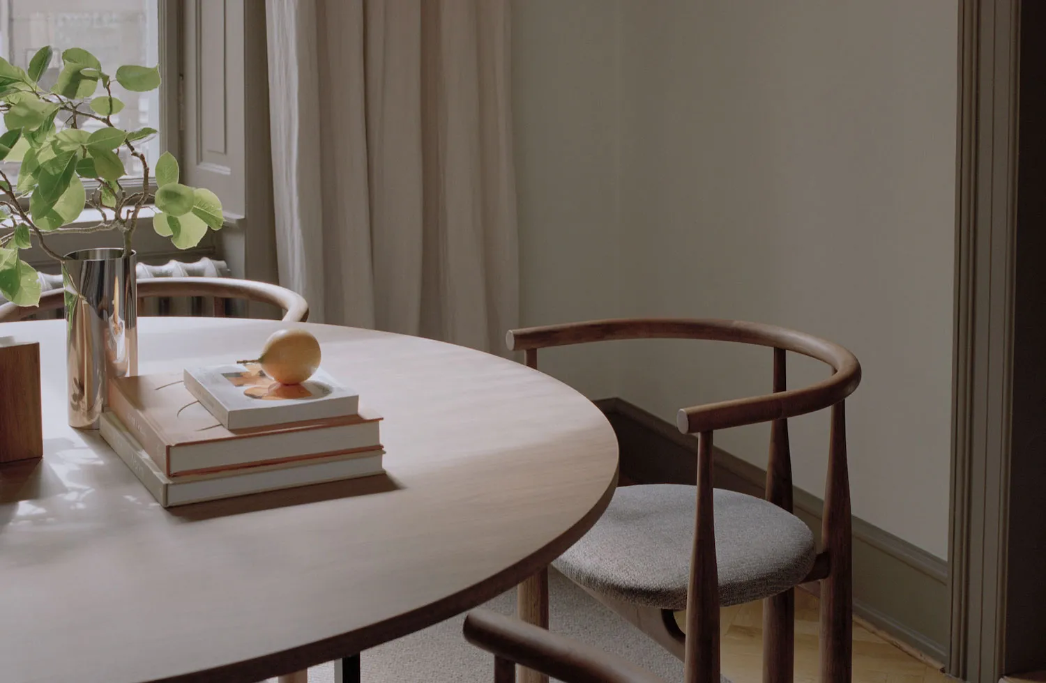 Eleganter skandinavischer Interieur in einer schönen, ruhigen Farbpalette - Gallery image 9