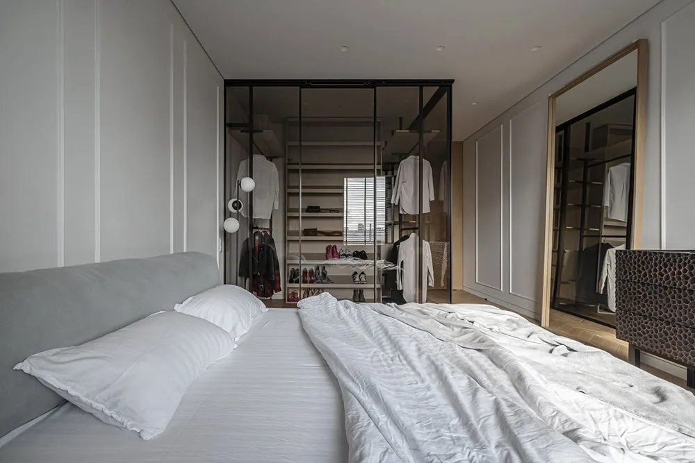 Minimalism, Rounded Corners and Shutters: Apartment in Kyiv (77 sqm) - Gallery image 13