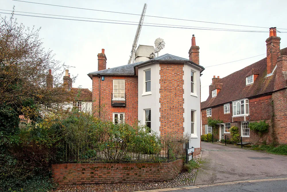 Rich Red and Green Tones in Vintage Victorian Mansion Interiors - Gallery image 28