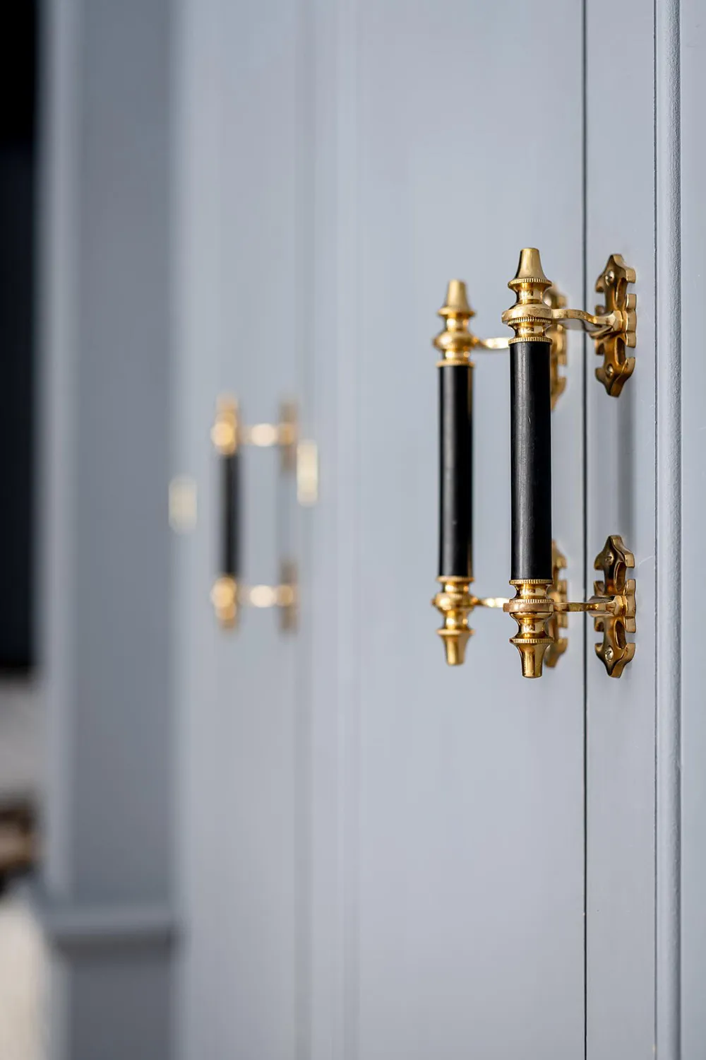 Un design audacieux bleu et des plinthes sur les murs : une studio-appartement efficace en Suède (34 m²) - Gallery image 14