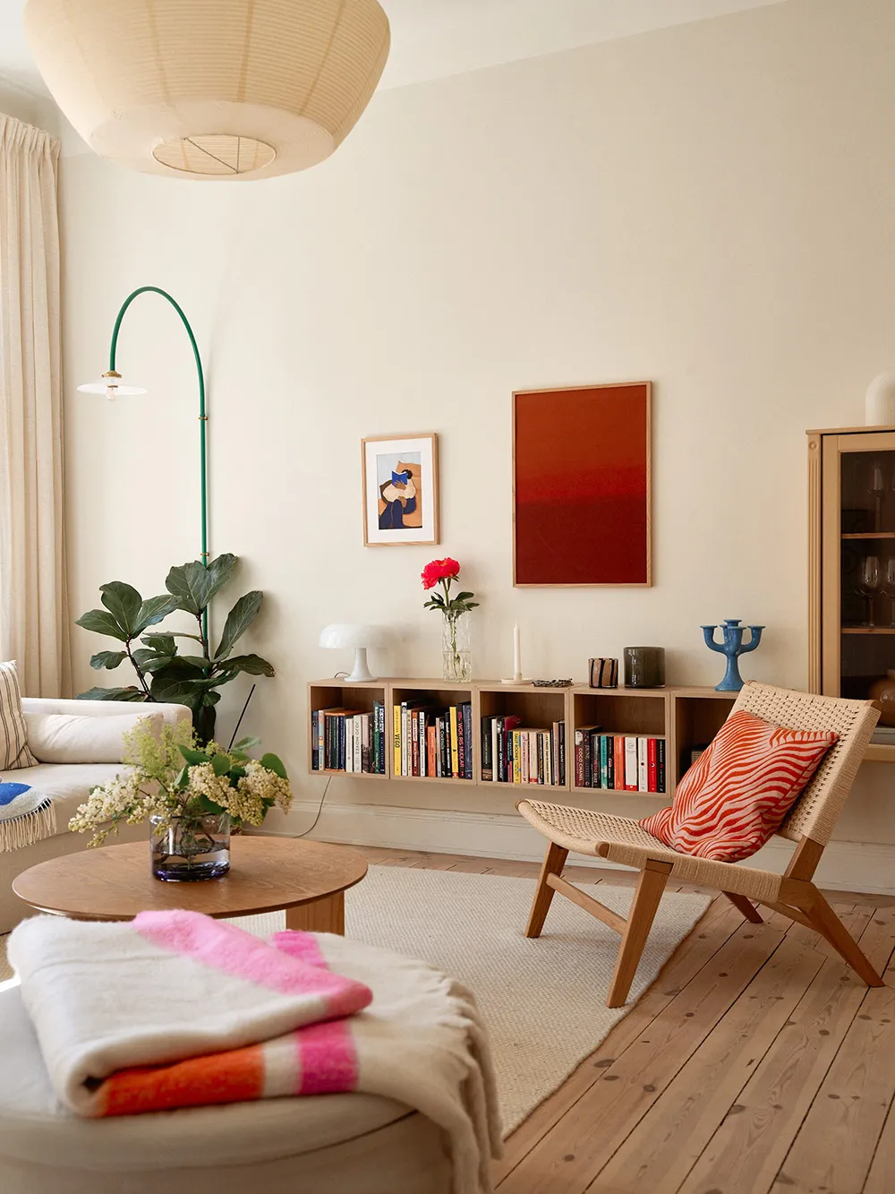 Interior soleado en Estocolmo con toques coloridos - Gallery image 1