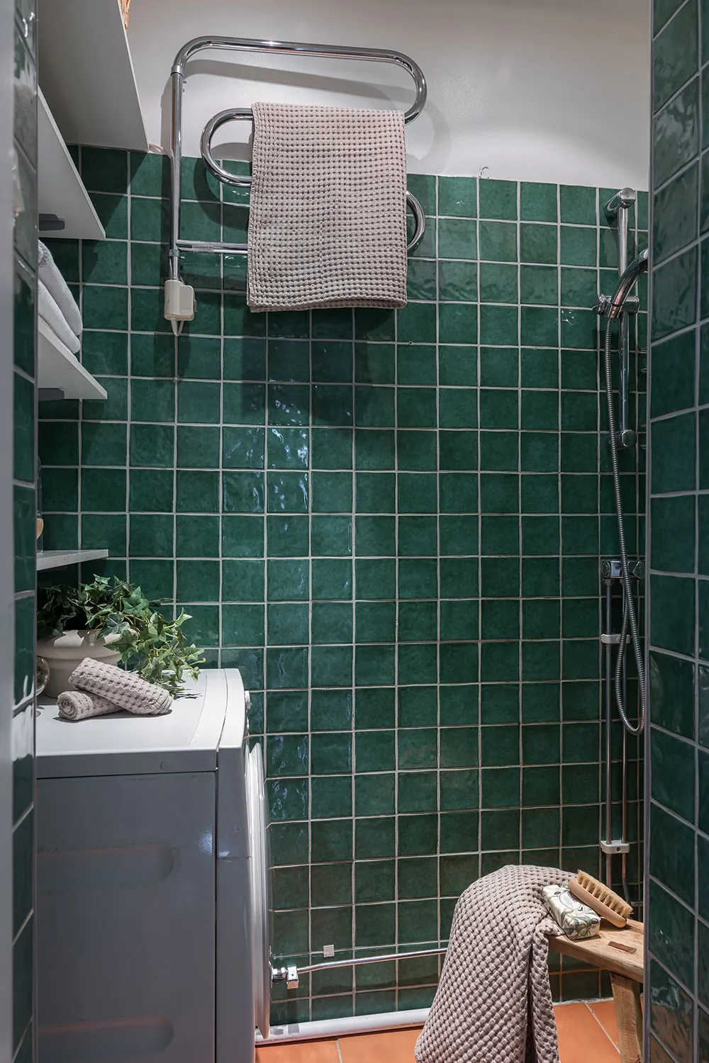 Elegant corner apartment with black-and-white kitchen in Stockholm - Gallery image 19