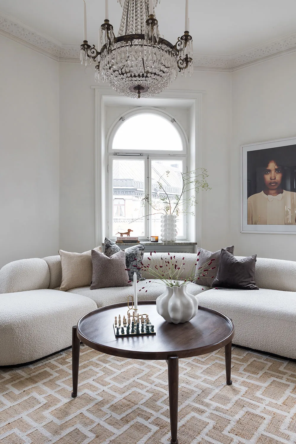 Elegant corner apartment with black-and-white kitchen in Stockholm - Gallery image 5