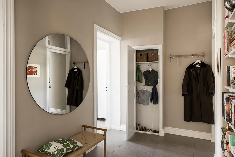 Interior beige-gris con libros en Gotemburgo (91 m²) - Gallery image 27