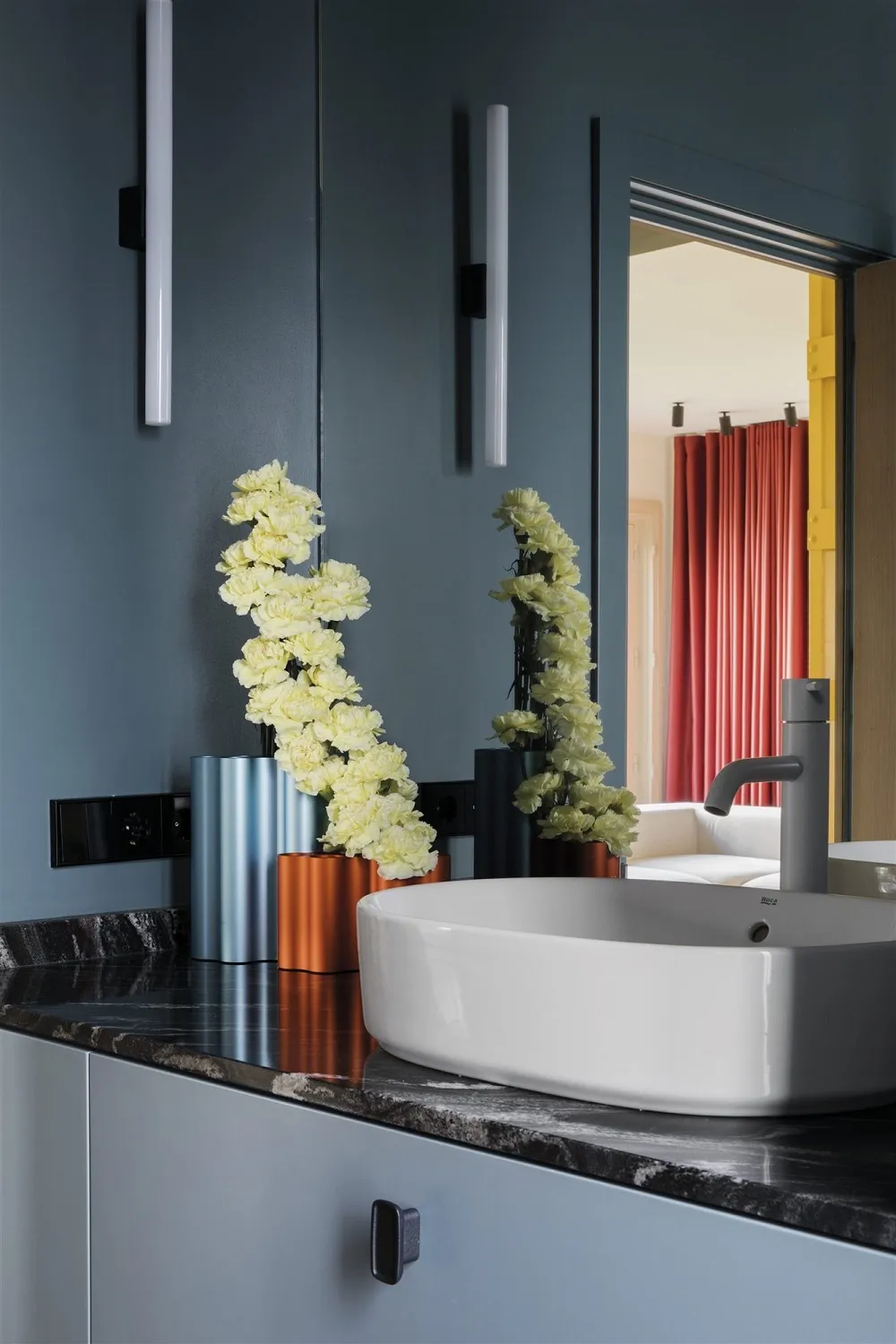 Meer an Farbe und originellen Details im Design einer Wohnung in Madrid - Gallery image 13