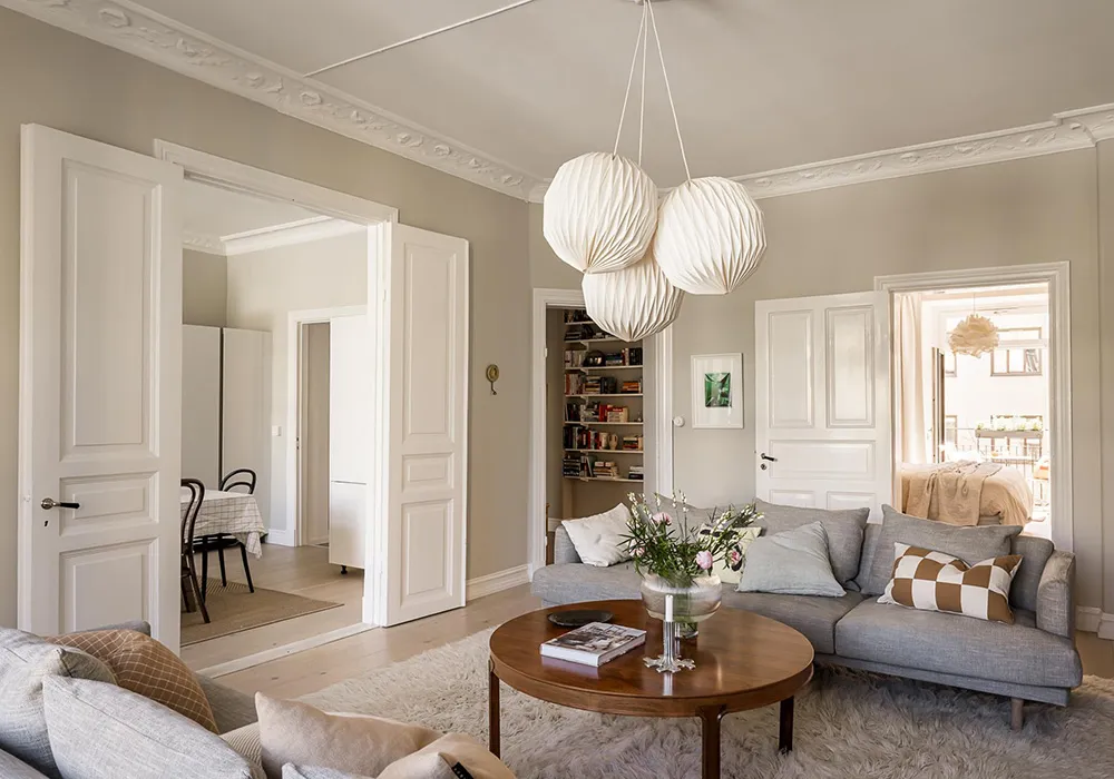 Interior beige-gris con libros en Gotemburgo (91 m²) - Gallery image 12