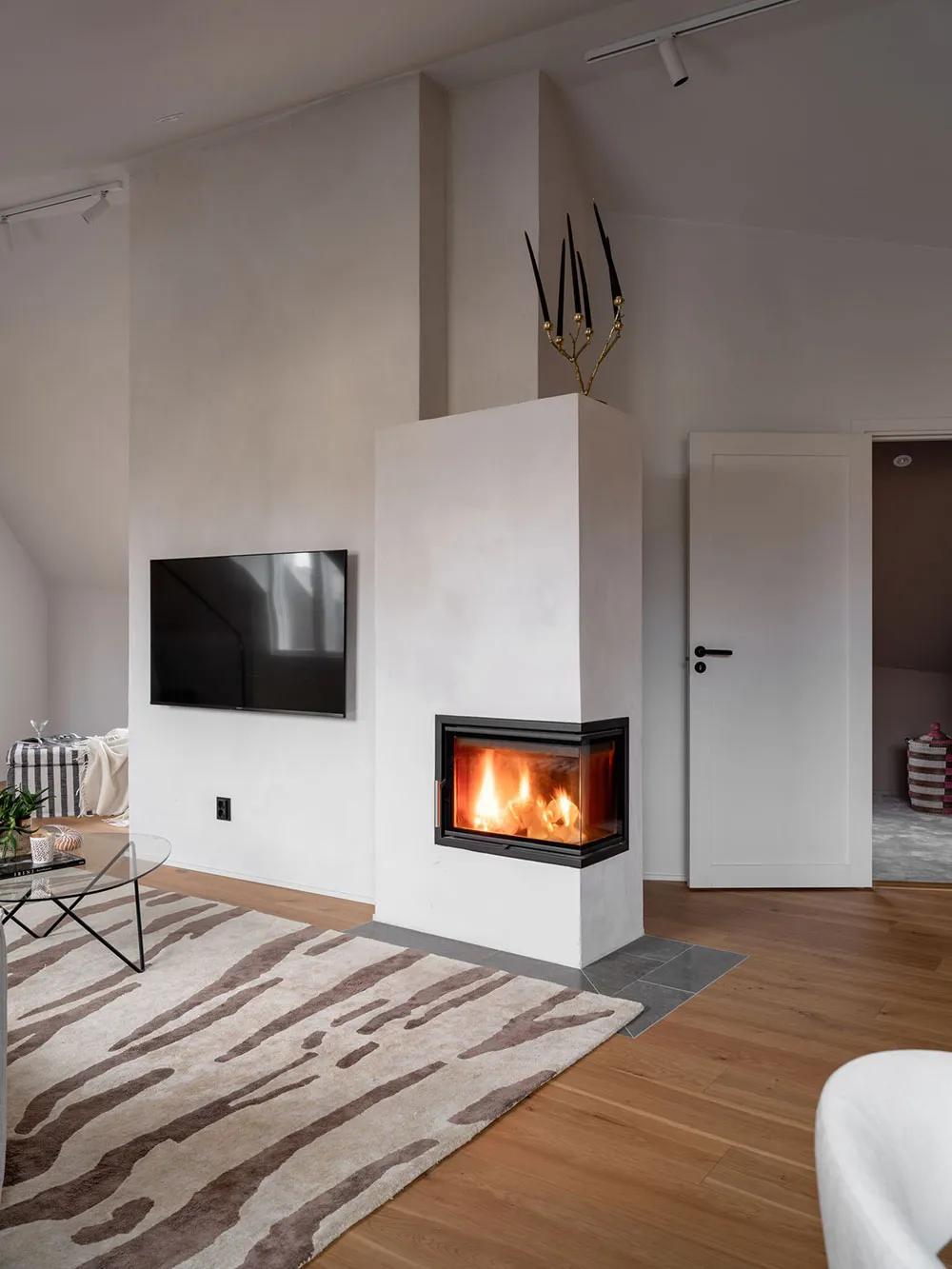 Стильная мансардная квартира с полосатым диваном - Gallery image 4