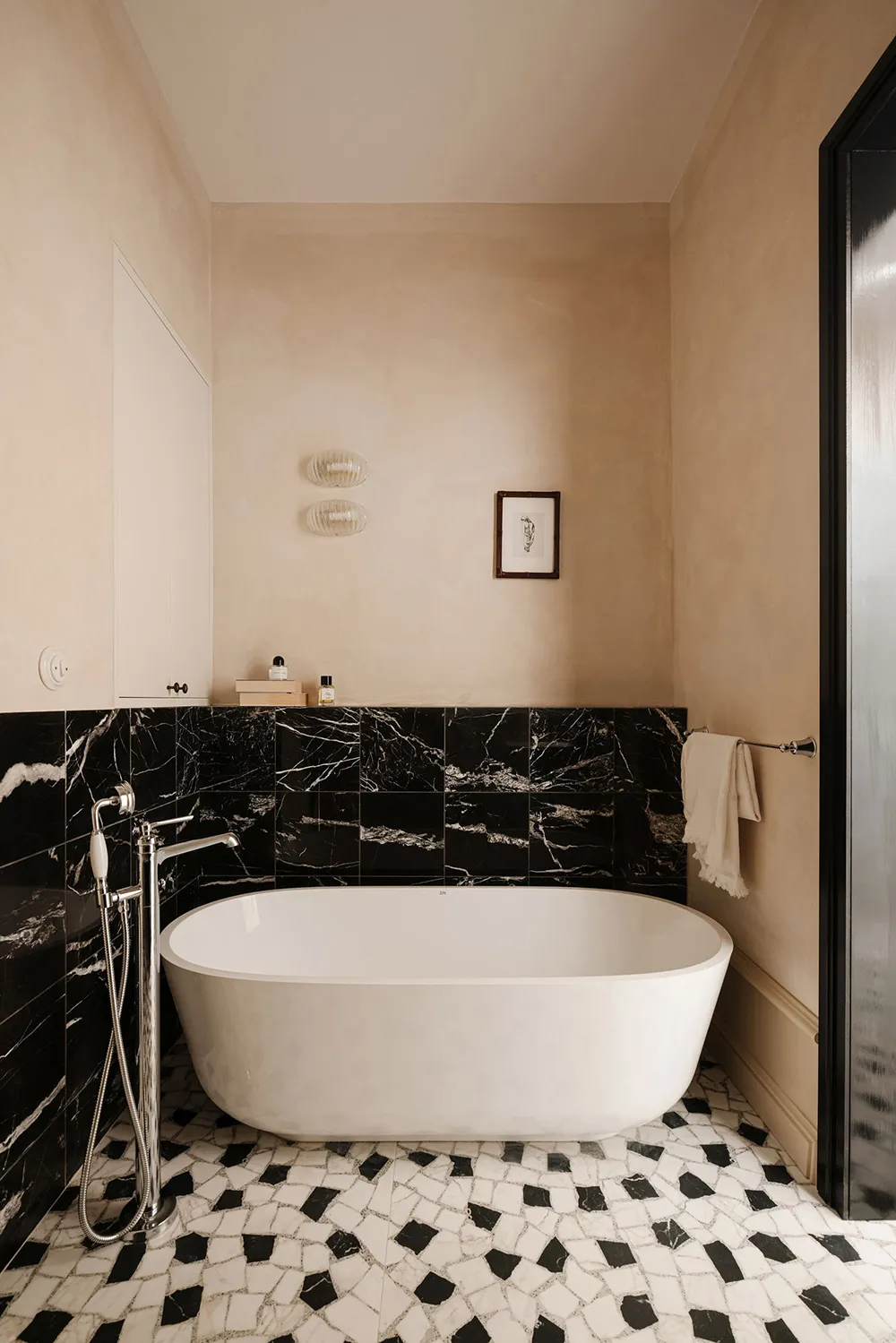 Style apartment of a travel blogger in Warsaw with elegant details - Gallery image 13