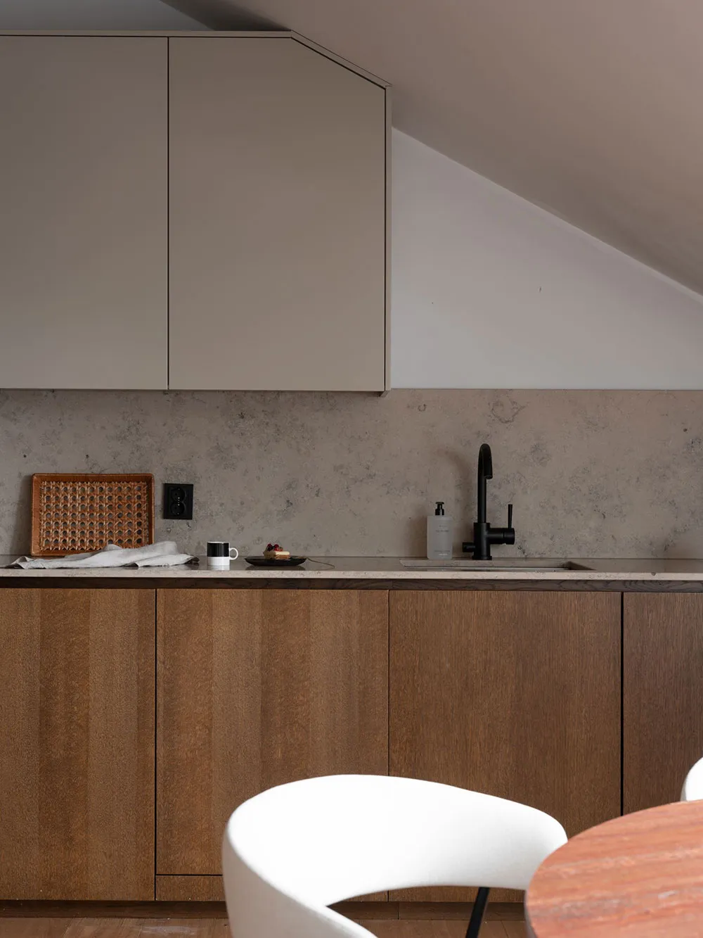 Стильная мансардная квартира с полосатым диваном - Gallery image 6