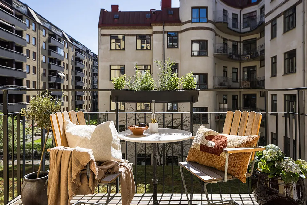 Interior beige-gris con libros en Gotemburgo (91 m²) - Gallery image 7