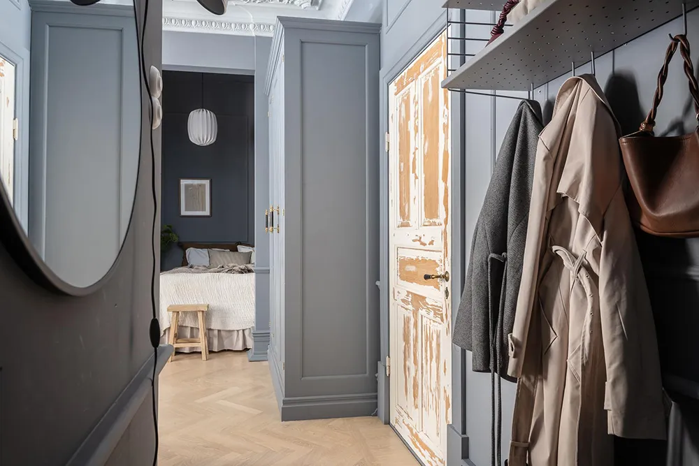 Un design audacieux bleu et des plinthes sur les murs : une studio-appartement efficace en Suède (34 m²) - Gallery image 15