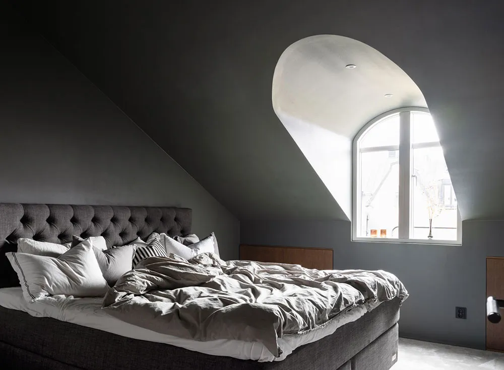 Стильная мансардная квартира с полосатым диваном - Gallery image 13