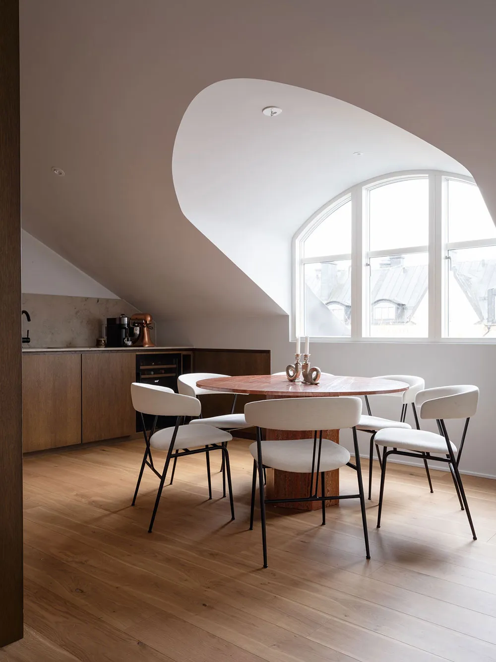 Стильная мансардная квартира с полосатым диваном - Gallery image 3