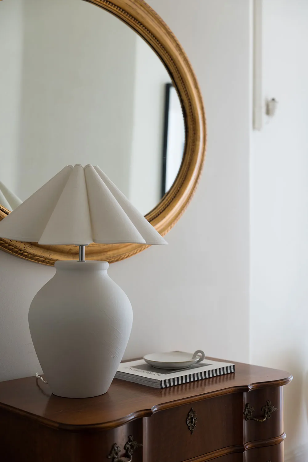 Elegant corner apartment with black-and-white kitchen in Stockholm - Gallery image 20