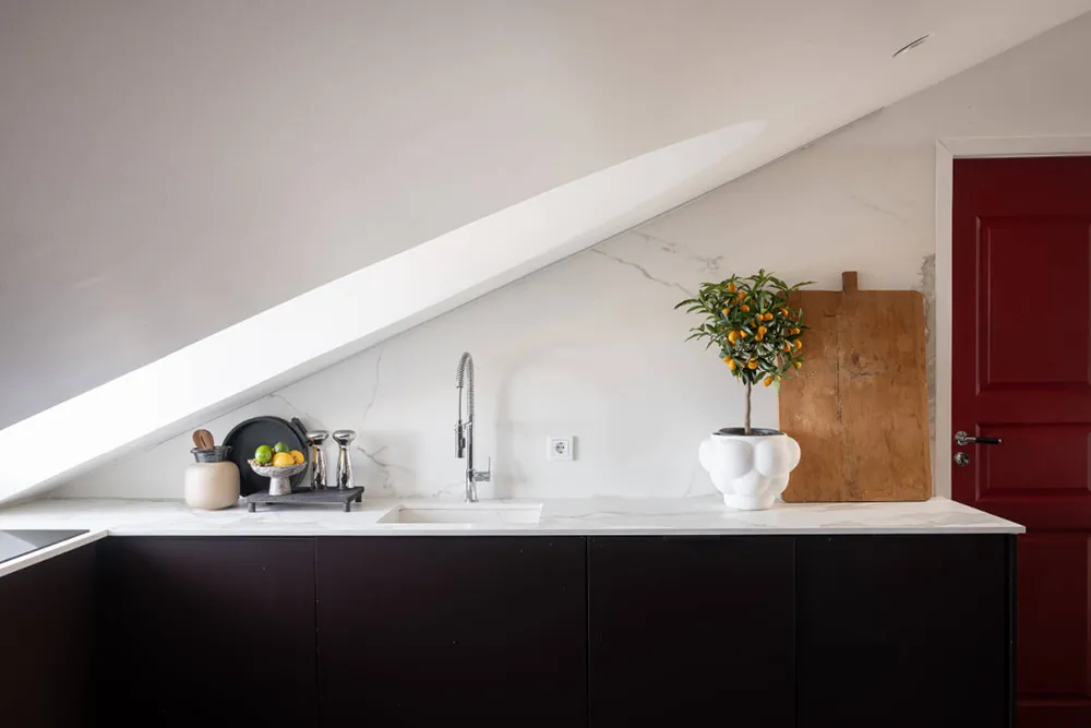 Plafonds inclinés et murs noirs : mansarde à Stockholm (82 m²) - Gallery image 13