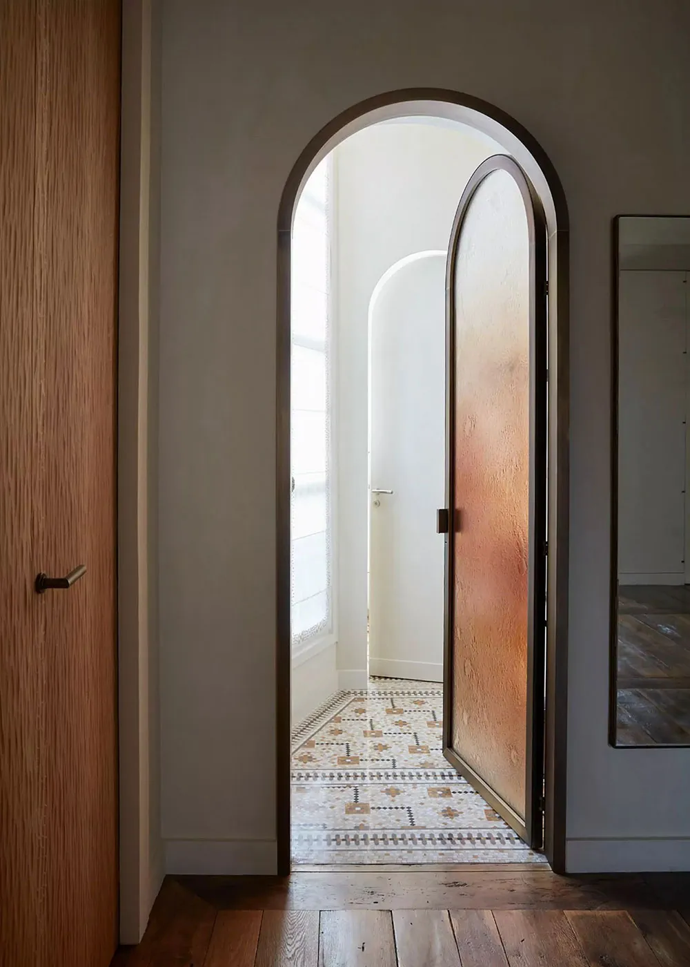 Interesting Textures and Original Details: Apartment in Paris by Pierre Yovanovitch - Gallery image 19