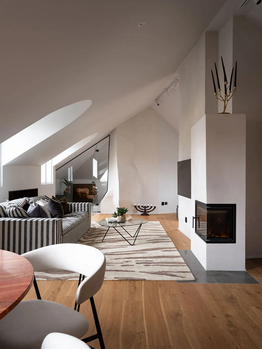 Стильная мансардная квартира с полосатым диваном - Gallery image 10