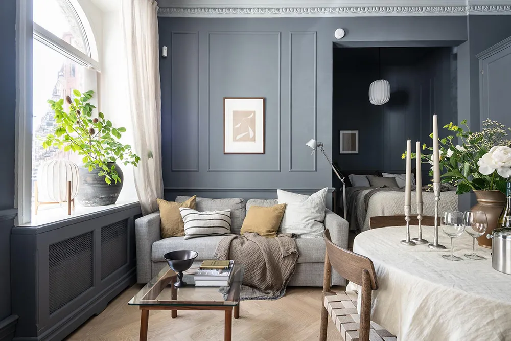 Un design audacieux bleu et des plinthes sur les murs : une studio-appartement efficace en Suède (34 m²) - Gallery image 11