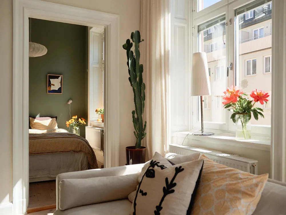 Interior soleado en Estocolmo con toques coloridos - Gallery image 11
