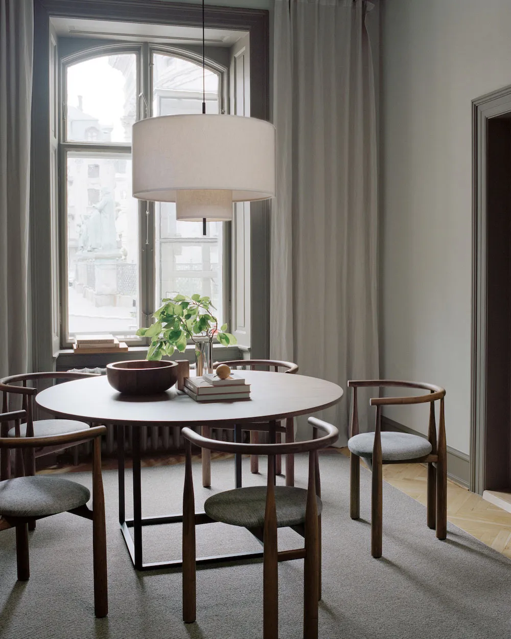 Eleganter skandinavischer Interieur in einer schönen, ruhigen Farbpalette - Gallery image 8