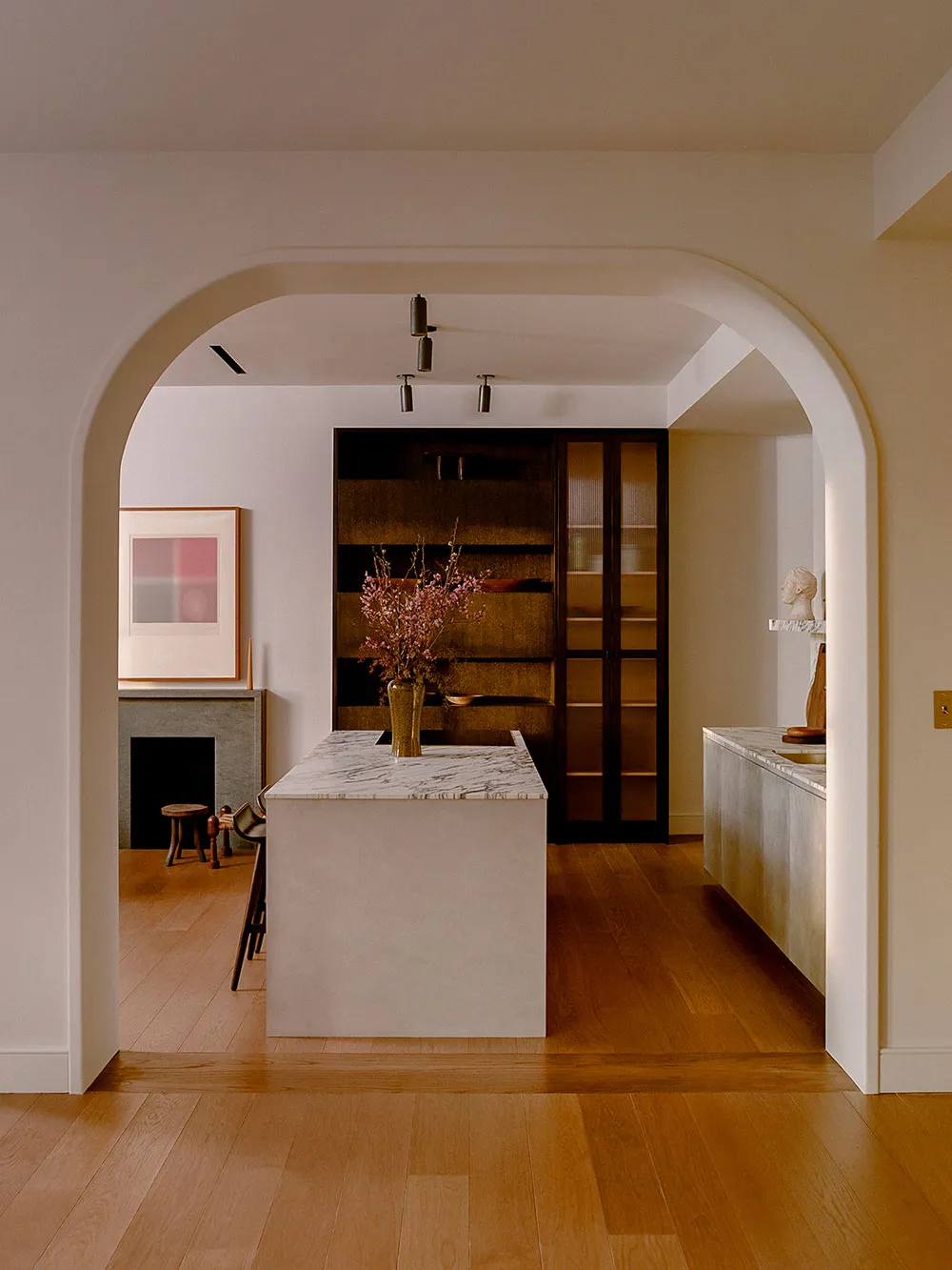 Nowoczesny интерьер taunhouse'a w Brooklynie w pięknych promieniach słońca - Gallery image 6