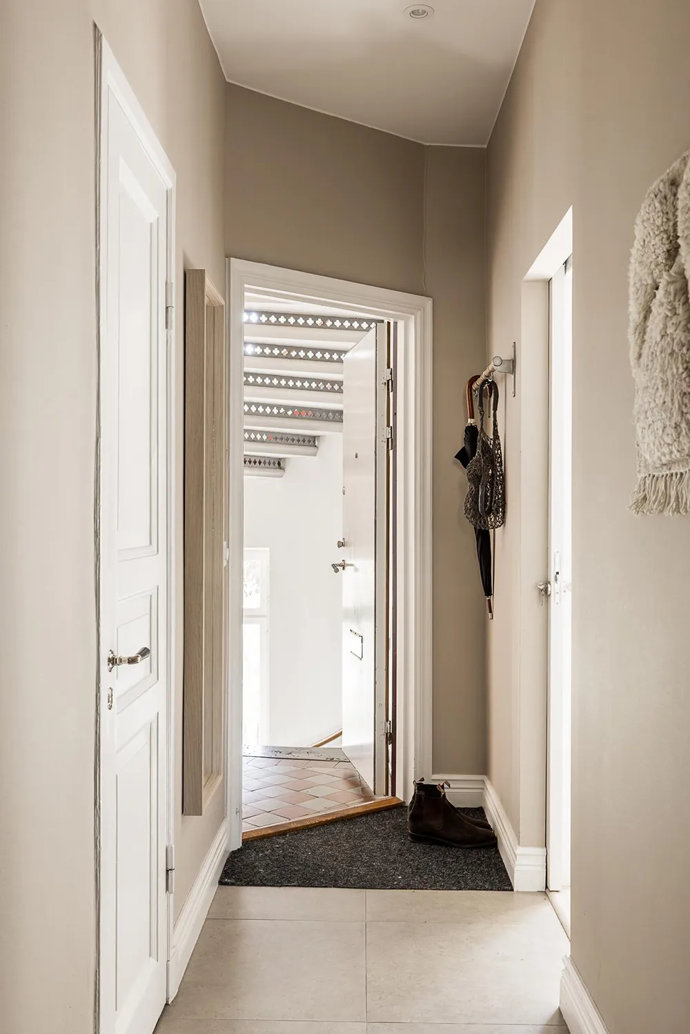 Interior beige-gris con libros en Gotemburgo (91 m²) - Gallery image 28