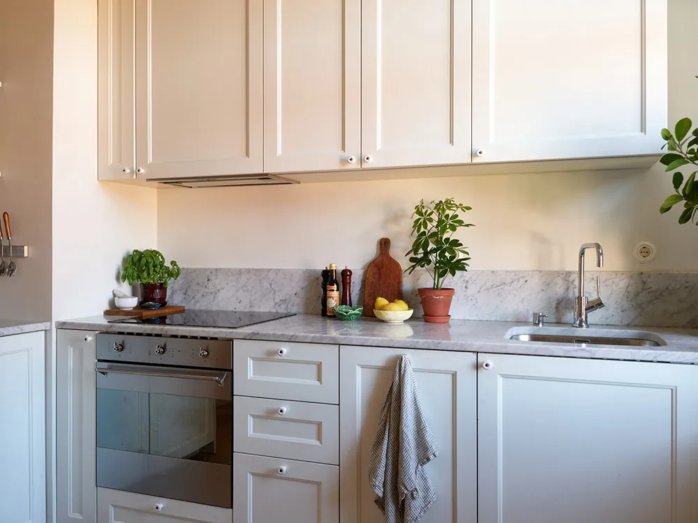 Interior soleado en Estocolmo con toques coloridos - Gallery image 18