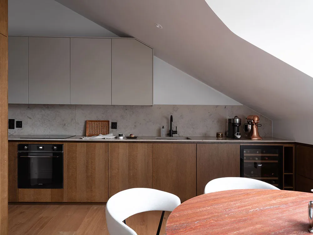 Стильная мансардная квартира с полосатым диваном - Gallery image 5