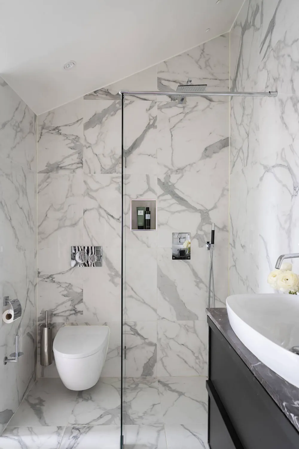 Plafonds inclinés et murs noirs : mansarde à Stockholm (82 m²) - Gallery image 15