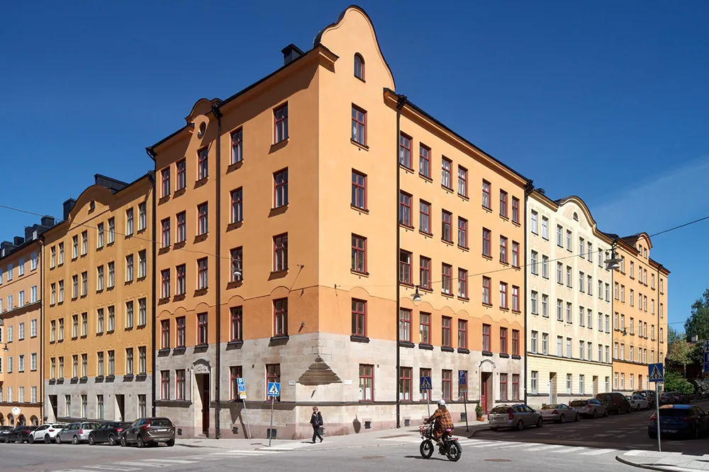 Interior soleado en Estocolmo con toques coloridos - Gallery image 25