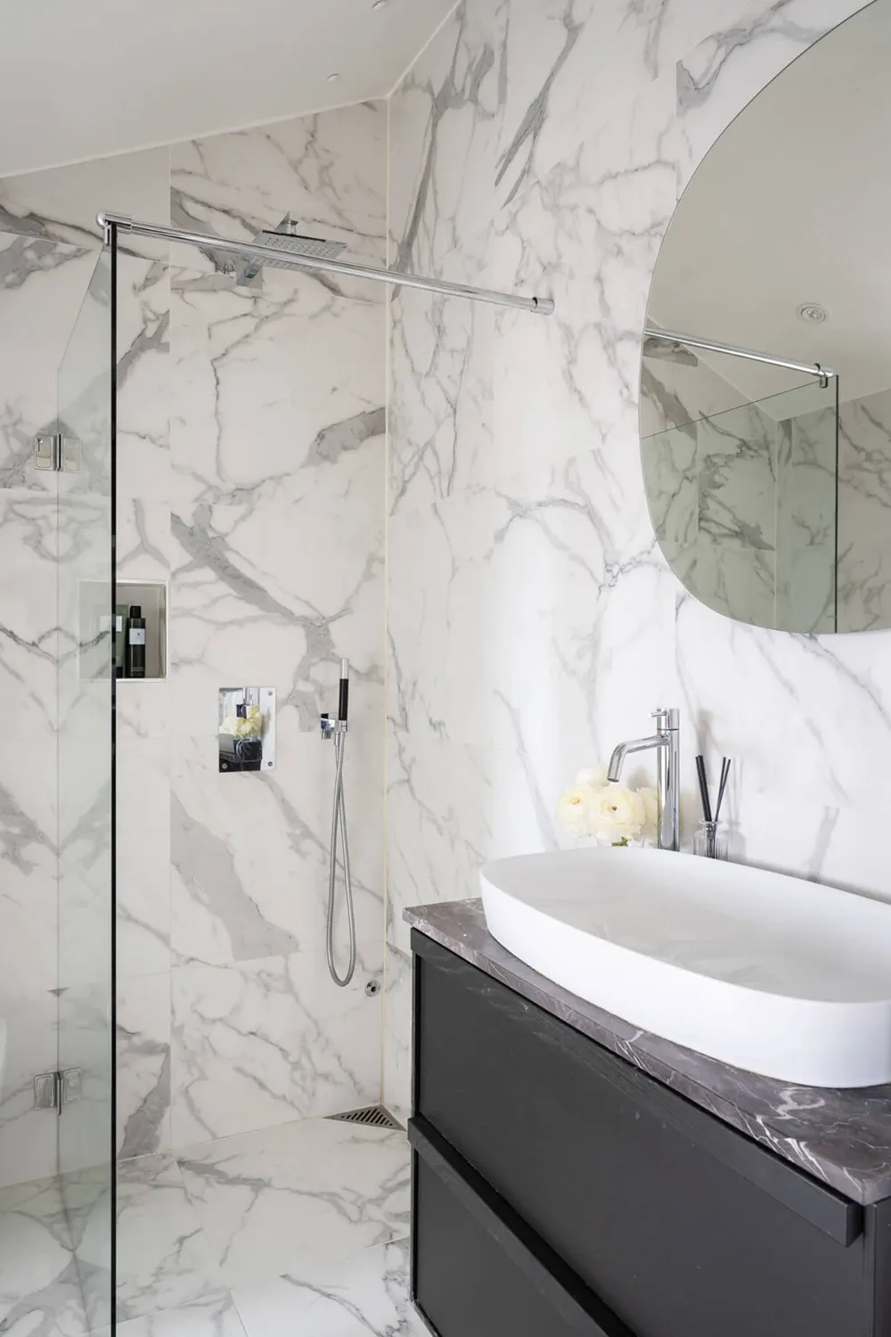 Plafonds inclinés et murs noirs : mansarde à Stockholm (82 m²) - Gallery image 16