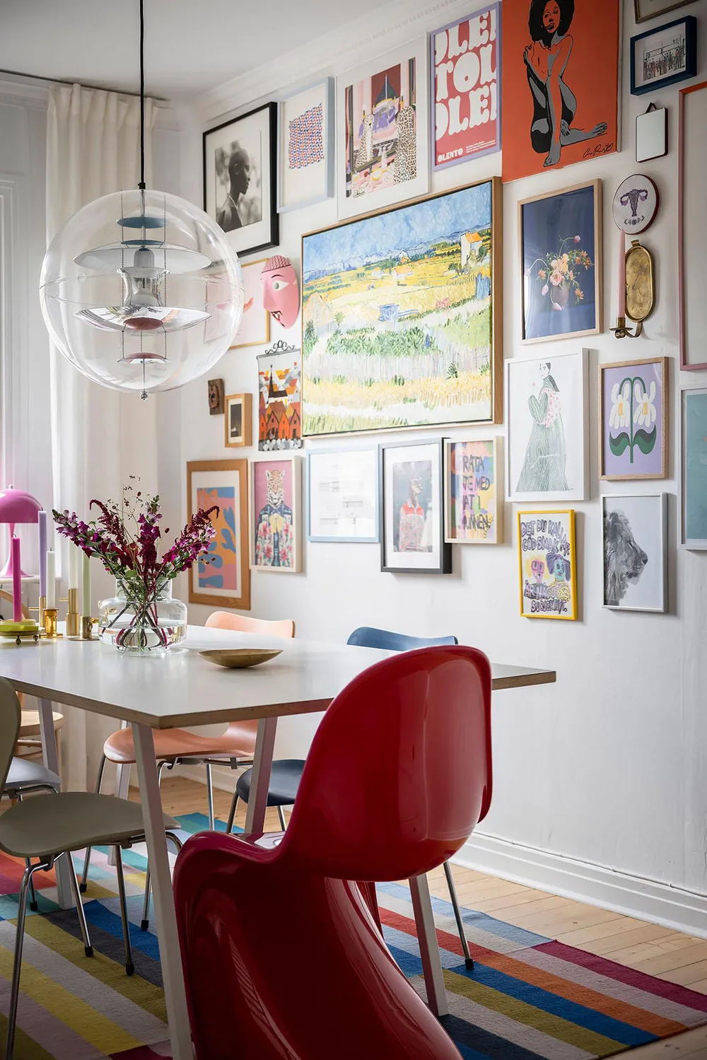 Bright two-story apartment with poster gallery in Gothenburg (83 m²) - Gallery image 3