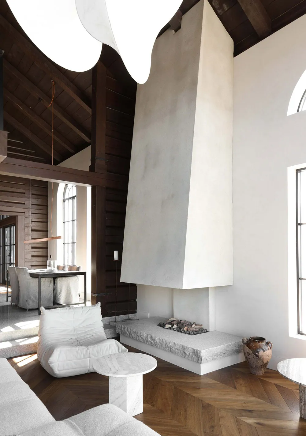 Madera oscura y muebles modernos claros: cabaña en Noruega - Gallery image 5